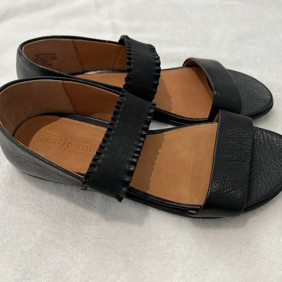 GENTLE SOULS BY KENNETH COLE "Lark" Black Ruffle Strap Sandal Flat - Size 9 - Picture 3 of 7
